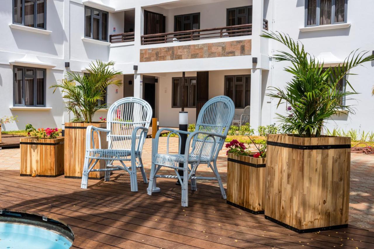 Les Cerisiers Beach Residence, Cosy And Modern 3 Bedroom Apartment Located 50 Metres From The Beach And From All Amenities And Restaurants On The Coastal Road Flic en Flac Bagian luar foto