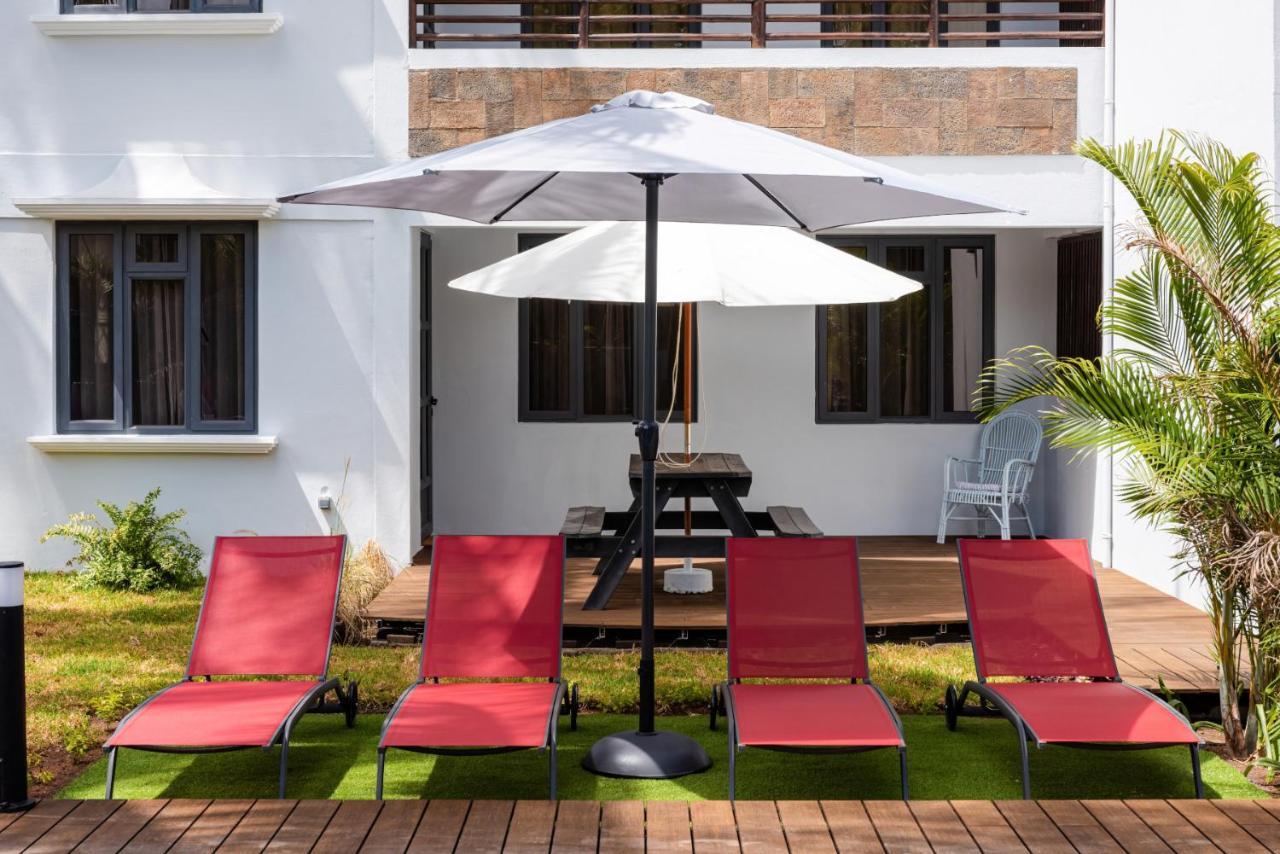 Les Cerisiers Beach Residence, Cosy And Modern 3 Bedroom Apartment Located 50 Metres From The Beach And From All Amenities And Restaurants On The Coastal Road Flic en Flac Bagian luar foto