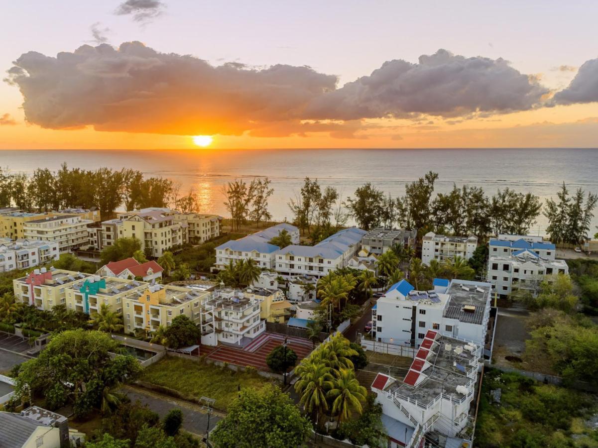 Les Cerisiers Beach Residence, Cosy And Modern 3 Bedroom Apartment Located 50 Metres From The Beach And From All Amenities And Restaurants On The Coastal Road Flic en Flac Bagian luar foto