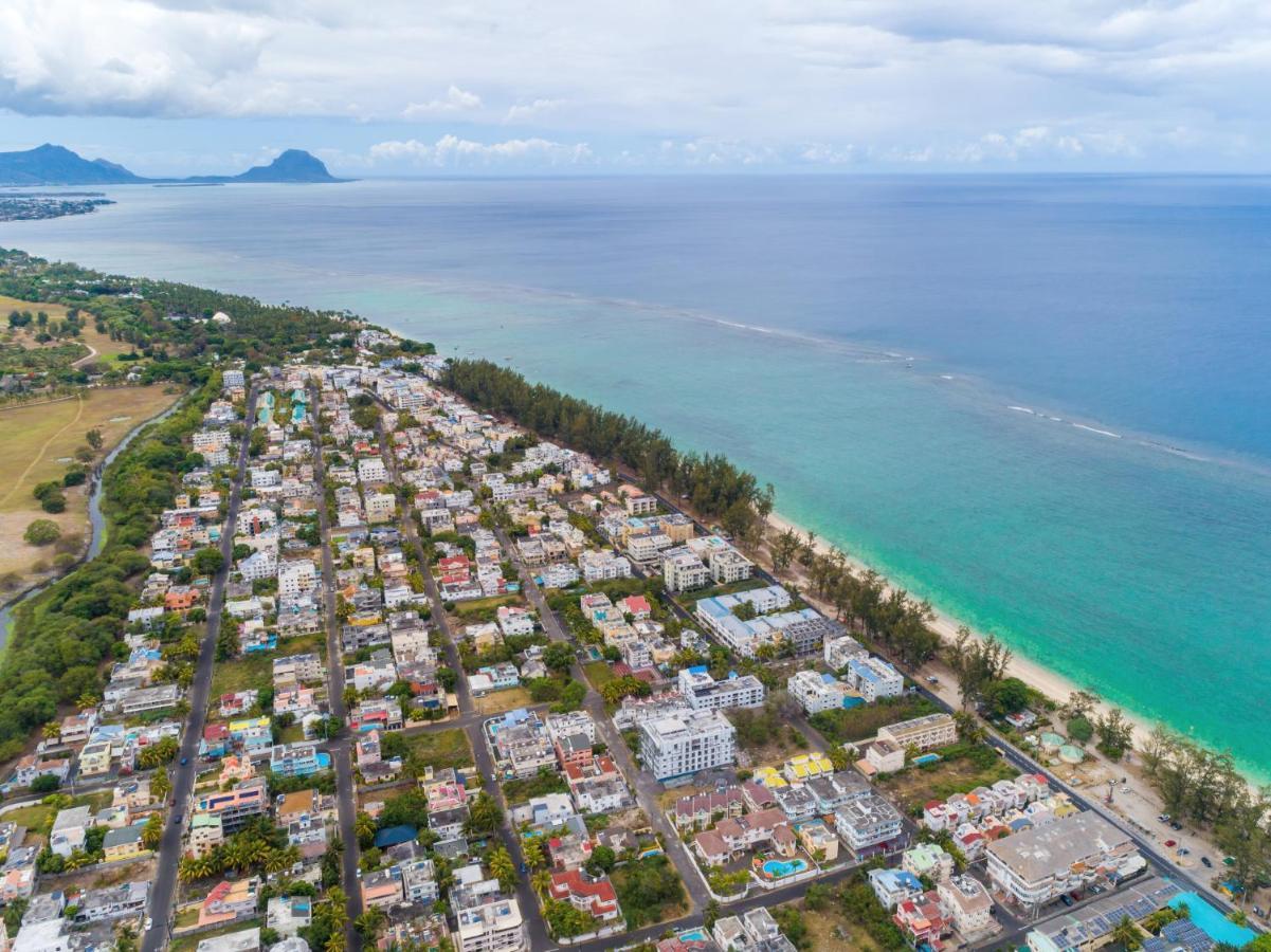 Les Cerisiers Beach Residence, Cosy And Modern 3 Bedroom Apartment Located 50 Metres From The Beach And From All Amenities And Restaurants On The Coastal Road Flic en Flac Bagian luar foto