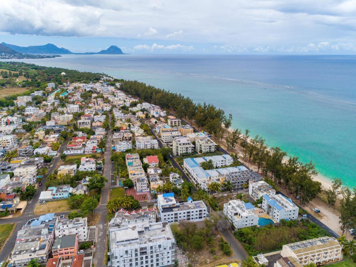Les Cerisiers Beach Residence, Cosy And Modern 3 Bedroom Apartment Located 50 Metres From The Beach And From All Amenities And Restaurants On The Coastal Road Flic en Flac Bagian luar foto