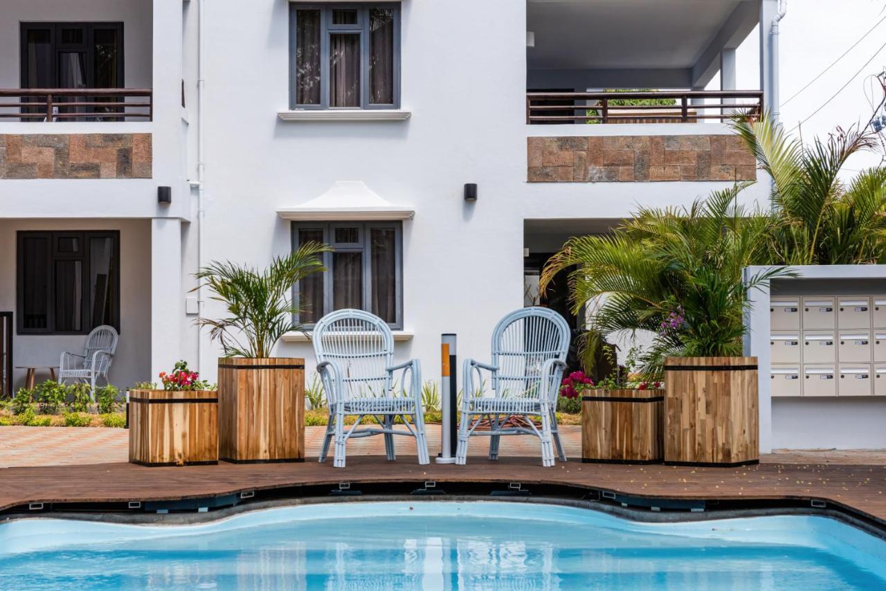 Les Cerisiers Beach Residence, Cosy And Modern 3 Bedroom Apartment Located 50 Metres From The Beach And From All Amenities And Restaurants On The Coastal Road Flic en Flac Bagian luar foto