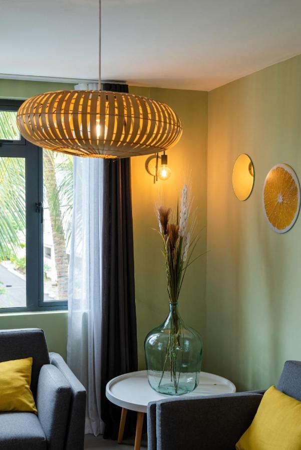 Les Cerisiers Beach Residence, Cosy And Modern 3 Bedroom Apartment Located 50 Metres From The Beach And From All Amenities And Restaurants On The Coastal Road Flic en Flac Bagian luar foto