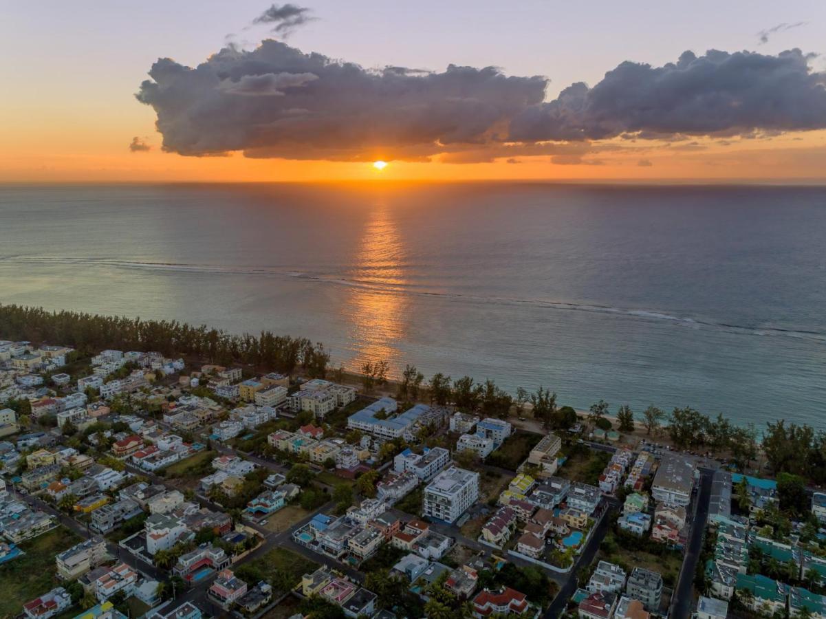 Les Cerisiers Beach Residence, Cosy And Modern 3 Bedroom Apartment Located 50 Metres From The Beach And From All Amenities And Restaurants On The Coastal Road Flic en Flac Bagian luar foto